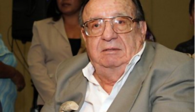 El Chavo abandona homenaje por orden médica