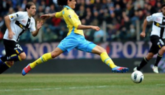 Napoles avanza de la mano de Cavani