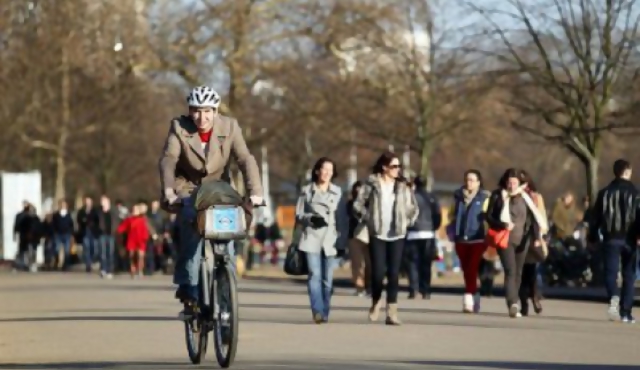 Ciclistas peruanos protestan desnudos