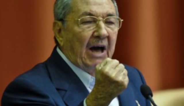 Castro releva histórico dirigente cubano