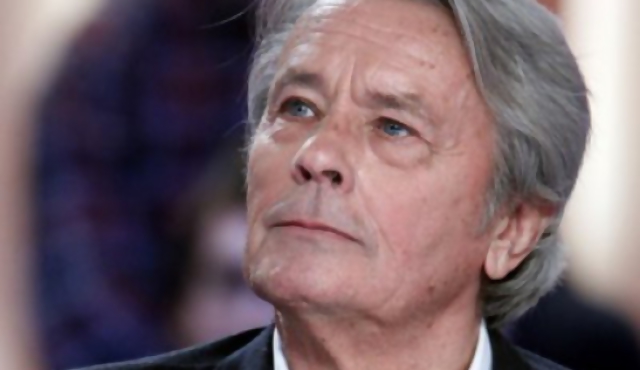 Alain Delon operado en París