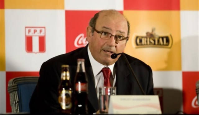 Markarian llamó “miserable” a un hincha que lo criticó