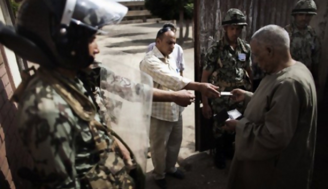 Militares egipcios muy cerca de las urnas