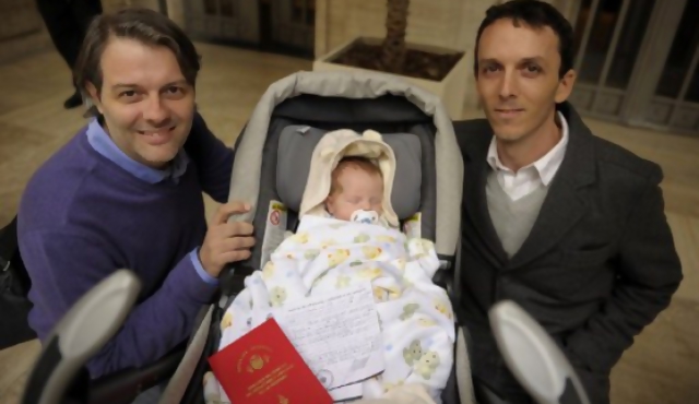 Pareja gay de argentinos inscribe a bebé como su hijo