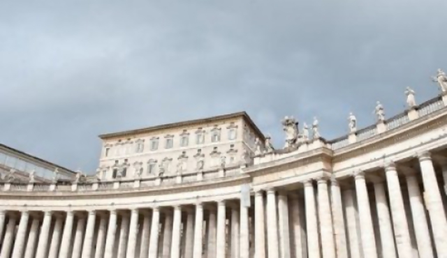 Vaticano niega acreditación por escribir escena gay