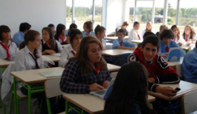 Directora del Liceo 16 gatilló arma descargada ante docentes