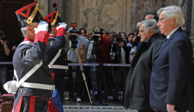 Mujica propone “A Don José” como himno a Artigas