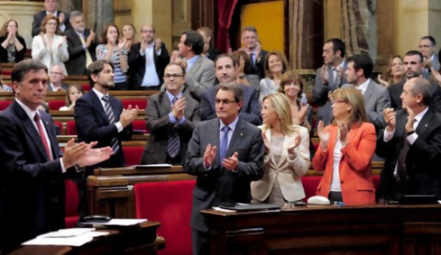 Parlamento catalán aprueba consulta secesionista