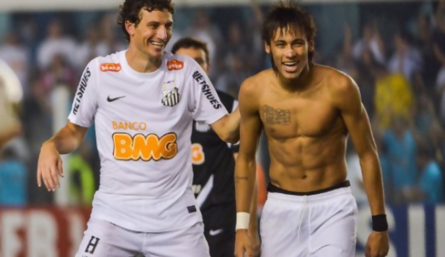 Taco, caño y gol para festejar los 200 de Neymar
