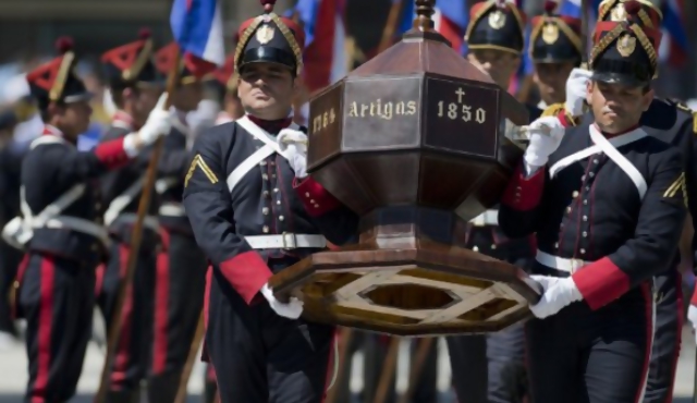 Restos de Artigas volvieron al mausoleo rodeado de frases que se consideraron "subversivas"