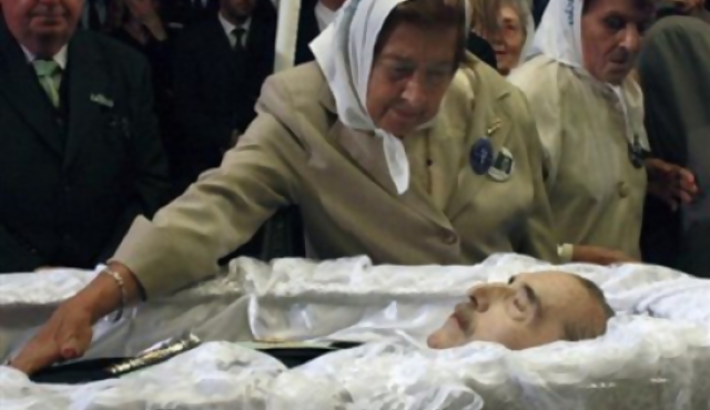Una multitud comenzó a despedir a Alfonsín