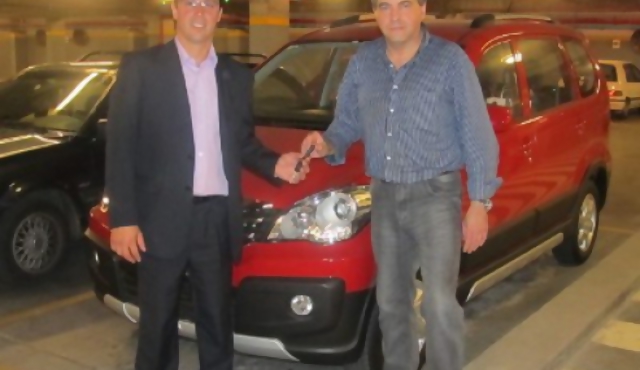 Tres Cruces entregó una camioneta FAW S80 con U$S 5.000 en regalos