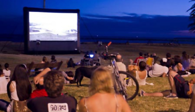 Cine solar en la rambla de Montevideo
