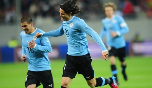 Equipo confirmado con Cavani por Forlán