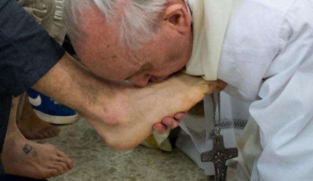 Francisco lavó los pies a 12 presos