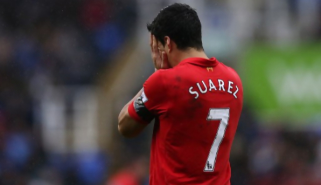 Suárez mordió a un rival, la tocó con la mano e hizo un gol en la hora