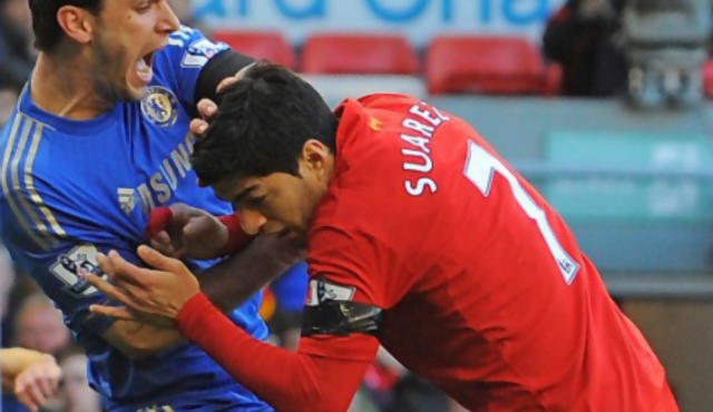 Liverpool multó a Suárez por morder a Ivanovic