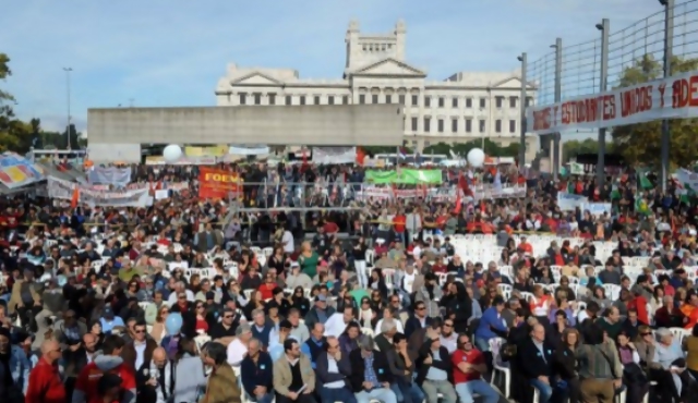 Cambios tributarios, mejoras salariales y mensajes a la interna del sindicalismo