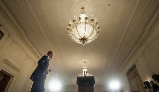 Obama despide a jefe fiscal por escándalo