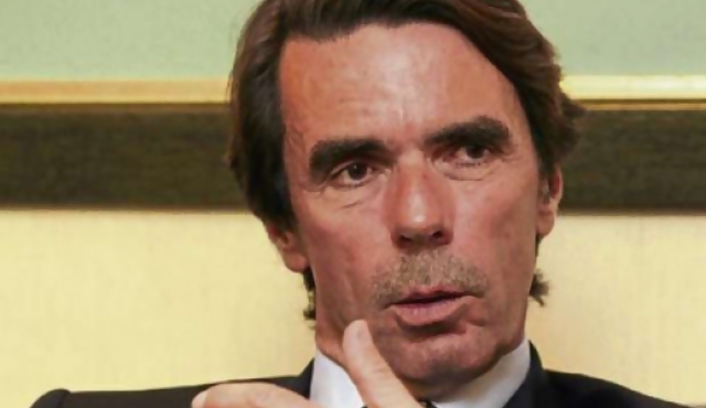 Aznar critica a Rajoy y enciende el debate en España