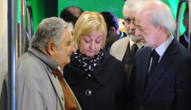 López Mena presentó bus eléctrico a Mujica