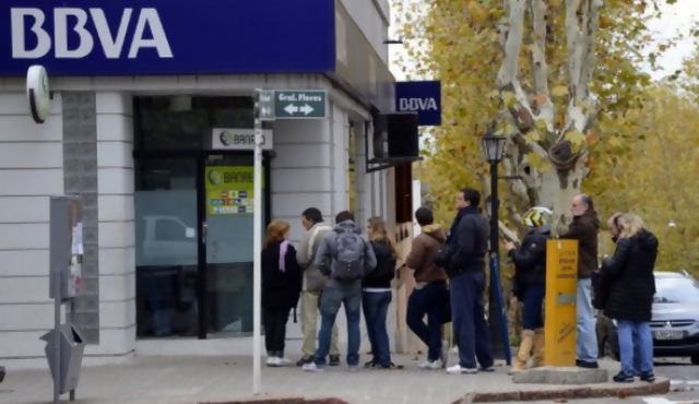 Argentinos aprovechan últimos días del "dólar Colonia"