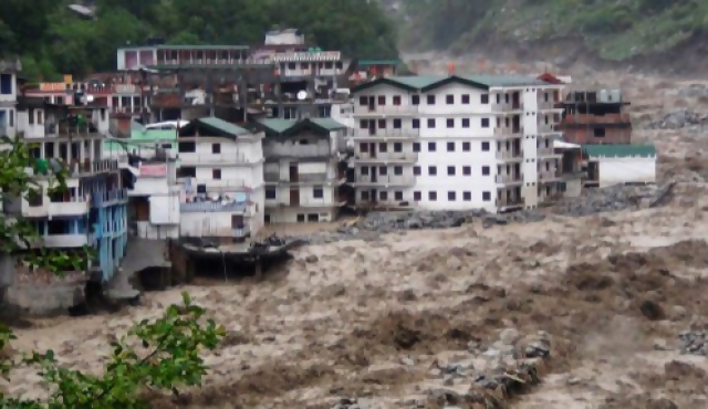 Decenas de muertos en India por lluvias torrenciales