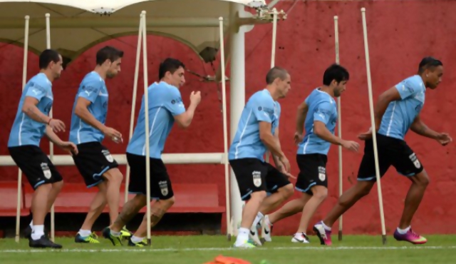 Línea de tres y Forlán titular