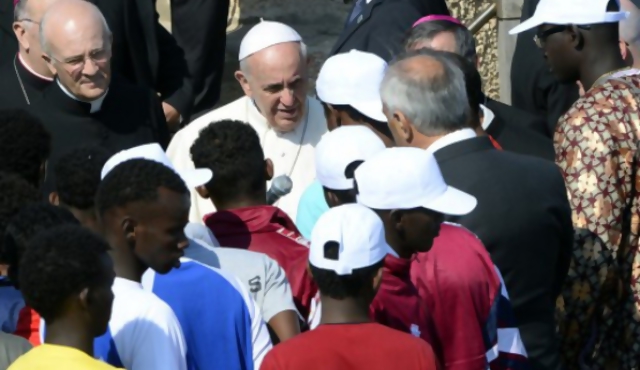 Francisco condena la "globalización de la indiferencia" en Lampedusa