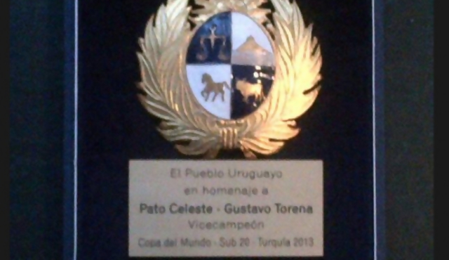 El “Pueblo Uruguayo” entrega medalla al Pato Celeste