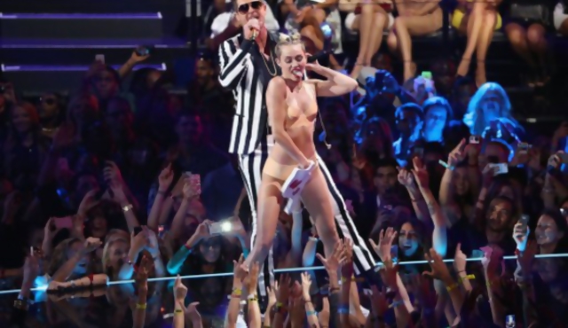 Lasciva actuación de Miley Cyrus en premios MTV genera polémica