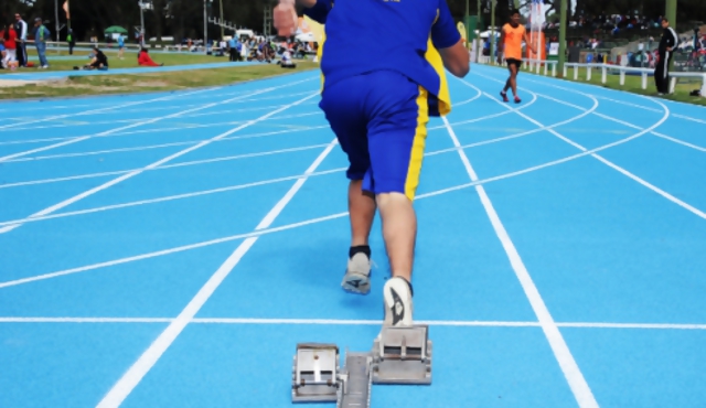 Pista de atletismo tiene piso nuevo