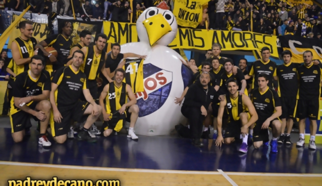Nacional repudió foto de jugadores de Peñarol con gallina inflable