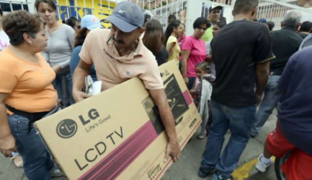 Venezuela: gobierno ordena bajar los precios