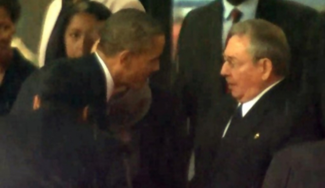 Obama y Raúl Castro juntos en Sudáfrica