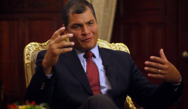Correa restringe importaciones para ahorrar dólares