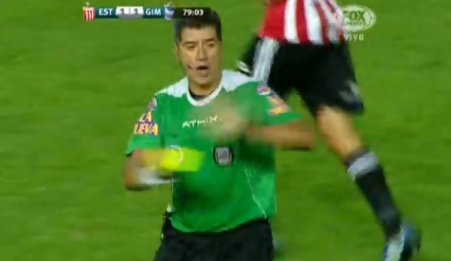 Árbitro "retiró" la tarjeta amarilla por juego brusco