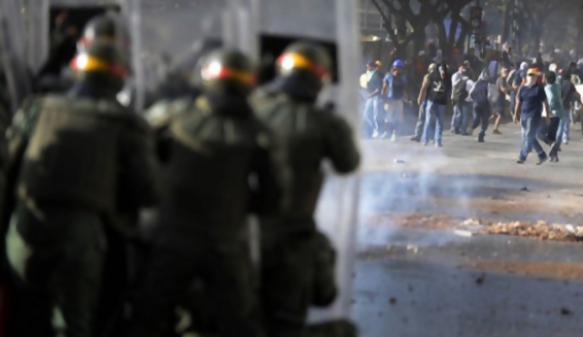 Recuerdo a Chávez en clima de protesta