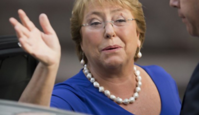 Piñera pasa el mando a Bachelet y espera regresar en 2018