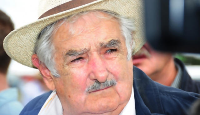 Mujica: "No hago favores gratis, paso la boleta"