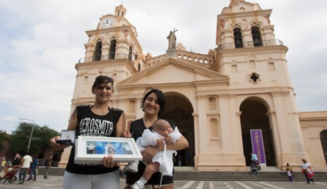 Iglesia argentina bautiza a hija de pareja de lesbianas