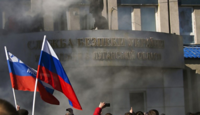 Manifestantes prorrusos atacan edificios oficiales en este de Ucrania