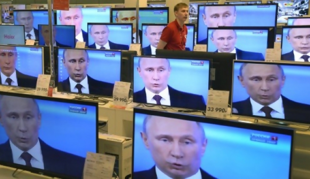 Snowden le levanta un centro a Putin