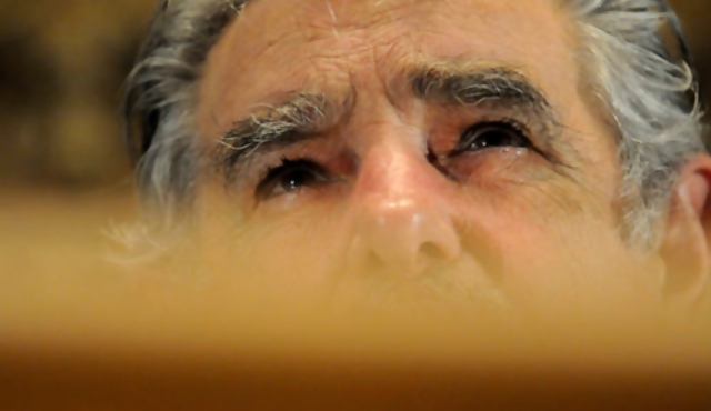 Aprobación de Mujica cae a 45%