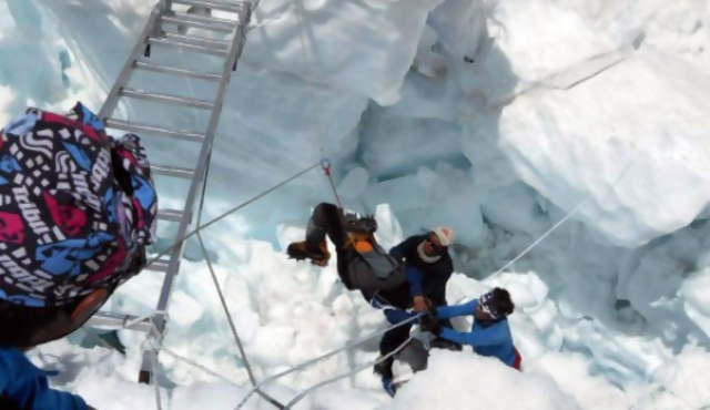 Murieron al menos 13 personas por avalancha en Everest