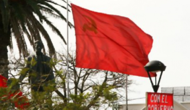 Bandera comunista sustituye a la uruguaya
