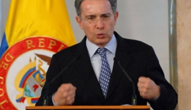 Senado colombiano aprueba referendo sobre re reelección de Uribe