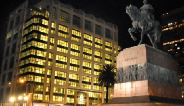 Entre luces y cenizas, se inauguró la Torre Ejecutiva