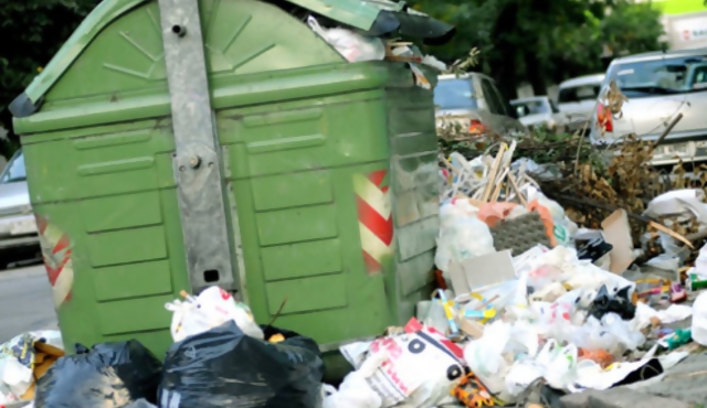 Falta es desparramar basura, no dejar una bolsa fuera del contenedor