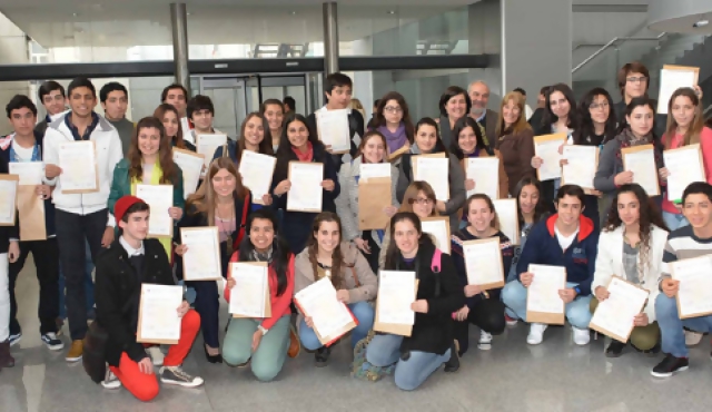 Liceales obtienen certificados gratuitos de Cambridge